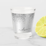 Vaso De Chupito Nombre de monograma de metal glitter plateado feme<br><div class="desc">Vaso shot de monograma de metal con brillo glitter plateado metálico de lámina falsa cepillada. Este regalo es perfecto para graduación, cumpleaños de 16 dulces, boda, despedida de soltera, ducha de novia, aniversario, ducha de bebé o fiesta de soltera para alguien que ama el glamour de lujo y los estilos...</div>