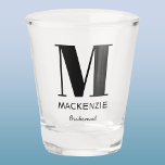 Vaso De Chupito Nombre del Monograma de la dama de honor<br><div class="desc">Diseño de nombres de monograma minimalistas de tipografía moderna que se puede cambiar para personalizar. Perfecto para agradecer a su dama de honor toda su ayuda y apoyo para hacer que su boda sea asombroso.</div>