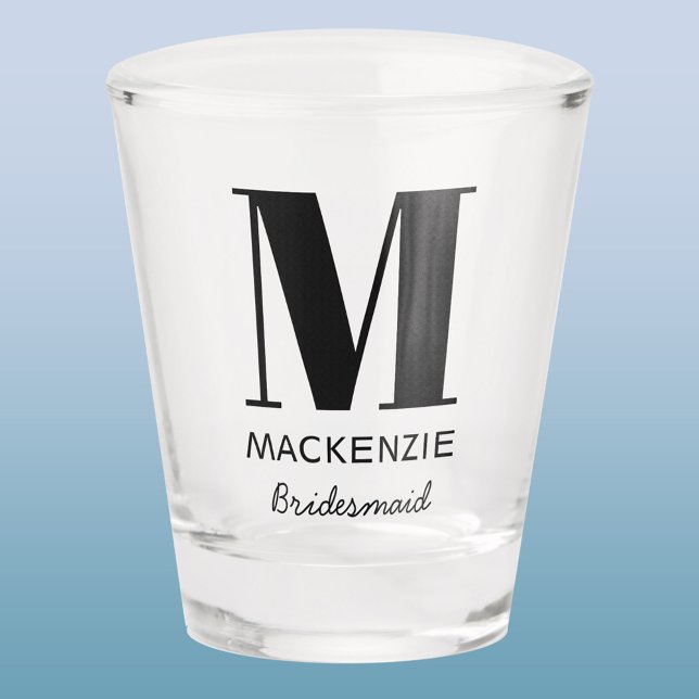 Vaso De Chupito Nombre del Monograma de la dama de honor (Modern monogram name bridesmaid shot glass with custom text. Great for a bachelorette or hen party.)