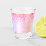 Vaso De Chupito Nombre del Monograma Metalizado del Purpurina Rain<br><div class="desc">Purpurina De Espuma Metálica Del Relieve metalizado De Faux Del Arcoiris Pinchó El Nombre De Monograma Metalizado De Vidrio Calentado. Esto hace que la graduación perfecta, dulce cumpleaños de 16 años, boda, despedida de soltera, ducha de novia, aniversario, ducha de bebé o regalo de soltera para alguien que ama el...</div>