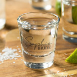 Vaso De Chupito Novia personalizada<br><div class="desc">Bienvenidos a nuestra colección de productos de novias personalizados en Zazzle! Aquí,  nos especializamos en crear objetos únicos y de personalizable para celebrar el viaje de convertirse en novia. Ya sea que planees tu boda de ensueño o que busques los regalos perfectos de ducha de novia,  te tenemos cubierto.</div>