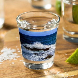 Vaso De Chupito Onda Caída En La Formación De Rocas Glass Disparad
