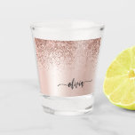 Vaso De Chupito Oro Rosa - Nombre Metalizado del monograma del Pur<br><div class="desc">Oro Rosa - Purpurina De Espuma Metálica De Relieve metalizado De Faux Rosado De Rubor Cepillado Monograma Metalizado Vidrio Shot. Esto hace que la graduación perfecta, dulce cumpleaños de 16 años, boda, despedida de soltera, ducha de novia, aniversario, ducha de bebé o regalo de soltera para alguien que ama el...</div>