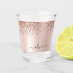 Vaso De Chupito Oro Rosa - Nombre Metalizado del monograma del Pur<br><div class="desc">Oro Rosa - Purpurina De Espuma Metálica De Relieve metalizado De Faux Rosado De Rubor Cepillado Monograma Metalizado Vidrio Shot. Esto hace que la graduación perfecta, dulce cumpleaños de 16 años, boda, despedida de soltera, ducha de novia, aniversario, ducha de bebé o regalo de soltera para alguien que ama el...</div>