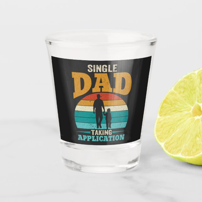 Vaso De Chupito Padre Soltero Tomando Solicitud (Anverso)
