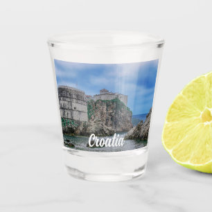 Vaso De Chupito Paredes de fortaleza, costa rocosa y mar en Croaci