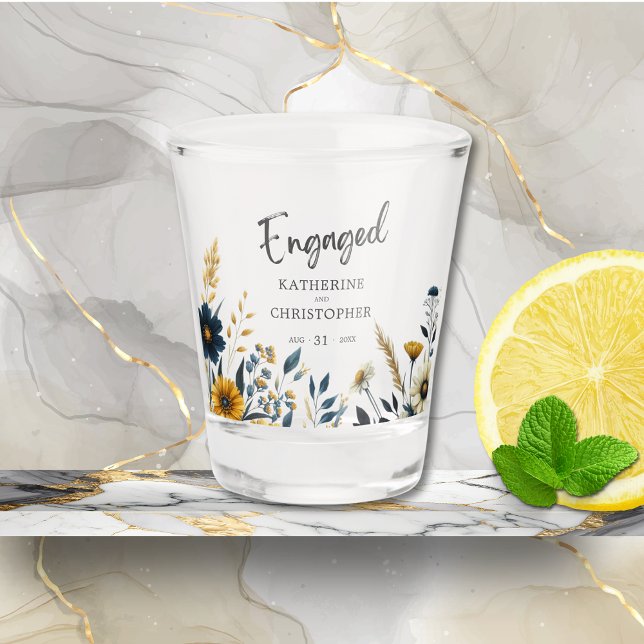 Vaso De Chupito Partido de compromiso del Personalizado Blue Yello (Custom Dark Blue and Yellow Wildflowers Engagement Party Shot Glass with Couple's Names, Date.)