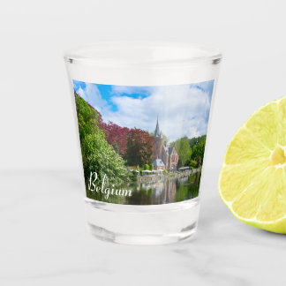 Vaso De Chupito Pequeño castillo cerca del lago en Brujas, Bélgica