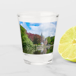 Vaso De Chupito Pequeño castillo cerca del lago en Brujas, Bélgica