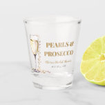 Vaso De Chupito Perlas de oro elegantes y ducha de novia Prosecco<br><div class="desc">Disfrute de la elegancia con nuestras elegantes perlas de oro y el vidrio caliente de la ducha de la novia Prosecco. Este exquisito vidrio de disparo desprende sofisticación, con brillantes acentos dorados y delicadas perlas que complementan perfectamente el espíritu de celebración de su ducha de novias. Sienta tu licor o...</div>