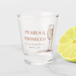 Vaso De Chupito Perlas de oro elegantes y ducha de novia Prosecco<br><div class="desc">Disfrute de la elegancia con nuestras elegantes perlas de oro y el vidrio caliente de la ducha de la novia Prosecco. Este exquisito vidrio de disparo desprende sofisticación, con brillantes acentos dorados y delicadas perlas que complementan perfectamente el espíritu de celebración de su ducha de novias. Sienta tu licor o...</div>