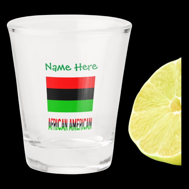 Vaso De Chupito Personalización de la bandera verde de los afroame (African Diaspora Flag on shot glass with the words AFRICAN AMERICAN below in flag colors. Name above)