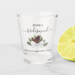 Vaso De Chupito Pinecones Rústicos Elegante Boda de la dama de hon<br><div class="desc">Estas hermosas gafas de tiro son una manera divertida y reflexiva de agradecer a sus bodas damas de honor. Presentan un diseño rústico de moda boho con elegantes letras de guión y un conjunto de pinares acuáticos pintados a mano y ramas de pino atadas con un arco de satín blanco....</div>