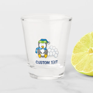 Vaso De Chupito Pingüino pequeño sentado con bolas de nieve