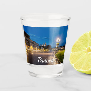 Vaso De Chupito Prato della Valle por la noche en Padova, Italia