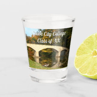 Vaso De Chupito Puente arcoiris en otoño en el Grove City College
