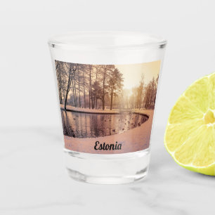 Vaso De Chupito Puesta de sol sobre el parque con un pequeño lago 