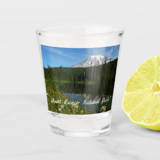 Vaso De Chupito Reflejo del lago del Monte Rainier con flores silv