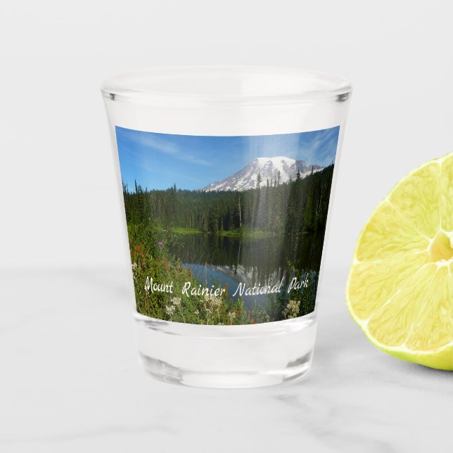 Vaso De Chupito Reflexión sobre el lago Mount Rainier con flores s (Anverso)