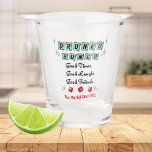 Vaso De Chupito Retro Drunko Bunco<br><div class="desc">Diseño retro de Bunco con dados rojos. El diseño incluye colores retro de los años 50. Buenos amigos,  buenos tiempos y buenas risas son un gran premio o regalo. Agregue el año en que comenzó su grupo. Cómo nos movemos desde... </div>