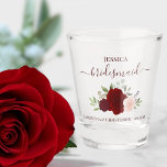Vaso De Chupito Rosas de Rubor de Borgoña Boda elegante de dama de<br><div class="desc">Estas hermosas gafas de tiro son una manera divertida y reflexiva de agradecer a sus bodas damas de honor. Cuentan con un bonito diseño de moda boho con elegantes letras de guión y un grupo de rosas acuáticos pintados a mano en tonos burdeos, rojos y rosa rubí, además de hojas...</div>