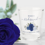 Vaso De Chupito Rosas del Boho Azul Boda elegante de la dama de ho<br><div class="desc">Estas hermosas gafas de tiro son una manera divertida y reflexiva de agradecer a sus bodas damas de honor. Cuentan con un bonito diseño de moda boho con elegantes letras de guión y un grupo de rosas acuáticos pintados a mano en tonos azul polvoriento, marina e índigo, además de hojas...</div>