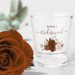 Vaso De Chupito Rosas del Naranja Rust Boho Boda elegante de la da<br><div class="desc">Estas hermosas gafas de tiro son una manera divertida y reflexiva de agradecer a sus bodas damas de honor. Cuentan con un bonito diseño de moda boho con elegantes letras de guión y un grupo de rosas acuáticos pintados a mano en tonos de naranja de óxido y madera quemada en...</div>