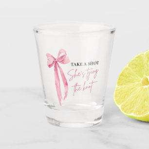 Vaso De Chupito Rubor Pink Bow ella está atando la ducha nupcial