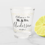 Vaso De Chupito Saludos a nombre personalizado<br><div class="desc">Relieve metalizado de oro falso divertido confeti Cheers to Couples Name. Estos pueden ser grandes favores partidarios tanto para bodas como para aniversarios. Gran fiesta.</div>