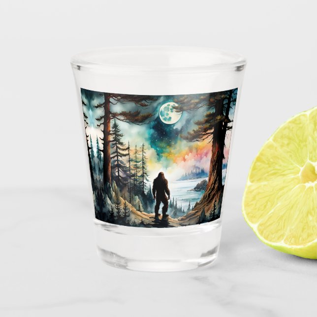 Vaso De Chupito Sasquatch de pie bajo la luz de la luna (Anverso)