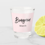 Vaso De Chupito Script de caligrafía rosa de Rubor para la dama de<br><div class="desc">Cristal de bala de la dama de honor rosa con un guión moderno de caligrafía en negro sobre un simple fondo rosa pastel. Más productos con este diseño están en la colección de abajo.</div>