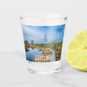 Vaso De Chupito Sendero de madera sobre pantano en Estonia