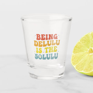 Vaso De Chupito Ser Delulu es el gracioso Groovy GenZ Retro Solulu