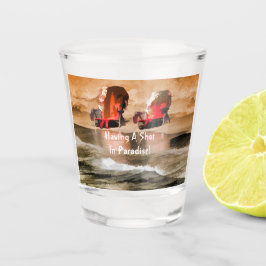 Vaso De Chupito Sillas de playa rojas en la arena