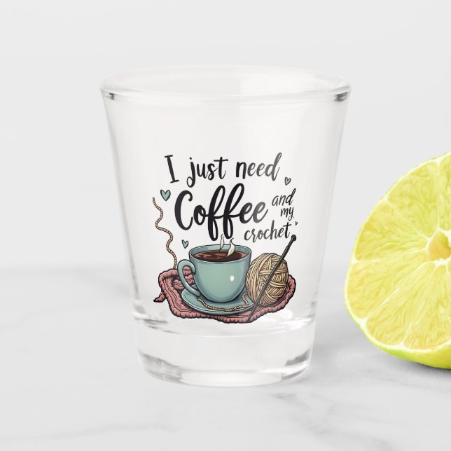 Vaso De Chupito Solo necesito un café y un crochet (Anverso)