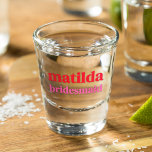 Vaso De Chupito Soltera de color rojo y rosa mínimo<br><div class="desc">Este diseño personalizado de Bridesmaid presenta una audaz tipografía retro en color rojo cereza y rosa rubor. Puede personalizar fácilmente el nombre y la función o agregar su mensaje personalizado. ¡El accesorio perfecto y elegante para una dama de honor o una soltera!</div>