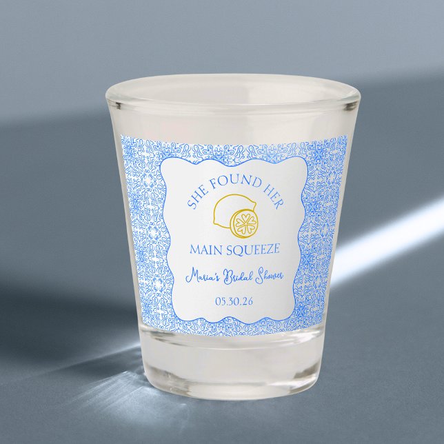 Vaso De Chupito Squeeze Principal Ducha de novia Lemon Blue Tile (Lemon-themed shot glass favors with 'She Found Her Main Squeeze' design, perfect for bridal showers!)