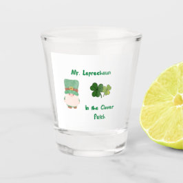 Vaso De Chupito Sr. Leprechaun en el parche de Clover en un