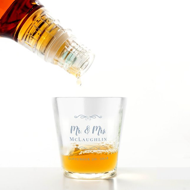 Vaso De Chupito Sr & Sra Nombre de Boda Fecha Monograma Azul Polvo (Mr & Mrs Wedding Name Date Monogrammed Dusty Blue Shot Glass)