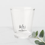 Vaso De Chupito Sr. y Sra. | Guión moderno personalizado<br><div class="desc">"Mr. and Mrs." Regalo de pareja personalizada con escritura moderna Perfecto como regalo de boda para recién casados,  regalos de aniversario boda,  regalos El día de San Valentín y regalos para cualquier ocasión.</div>