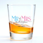 Vaso De Chupito Sr. y Sra. Recién Casada Favor<br><div class="desc">Celebra tu santo matrimonio con esta linda fiesta de bodas de Mr. y Mrs. a favor de un vaso para una pareja recién casada. Personalizar añadiendo tu apellido / apellido y fecha de aniversario del boda. Fuente elegante rosa, azul y negro. Ideal para una ducha nupcial o aniversario/fiesta de la...</div>