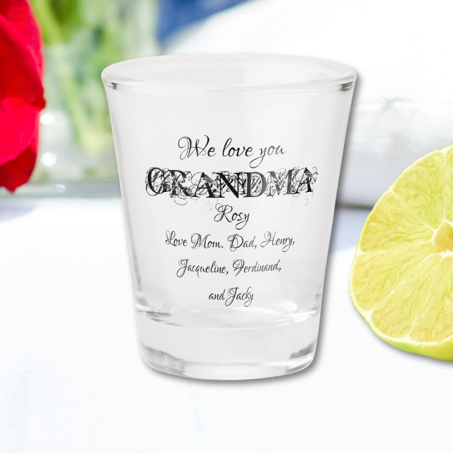 Vaso De Chupito Te Ama Abuela Personalizado Moderno Nombre De Fami ("We Love You Grandma "Modern Custom Family Names Cute Shot Glass.)