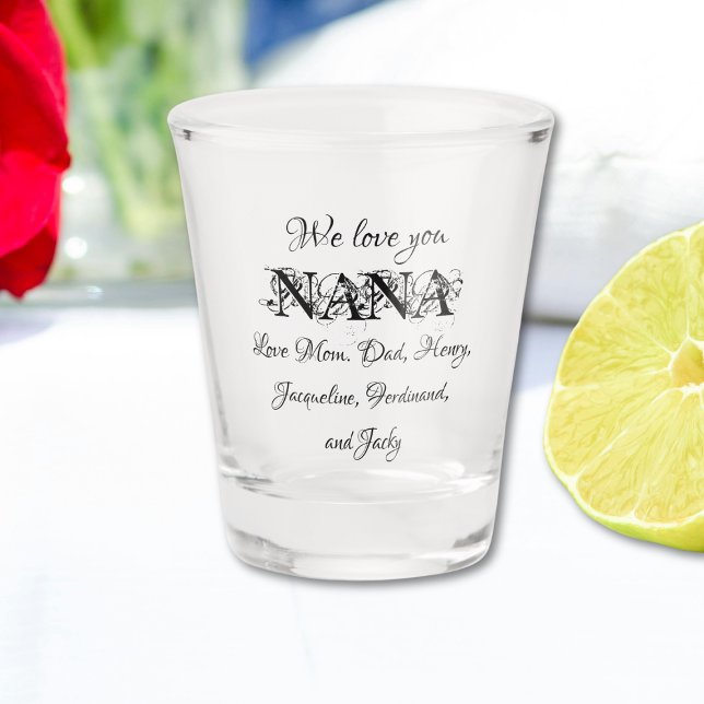 Vaso De Chupito Te Ama Nana Personalizado Moderno Nombres de Famil ("We Love You Nana" Modern Custom Family Names Cute Shot Glass.)