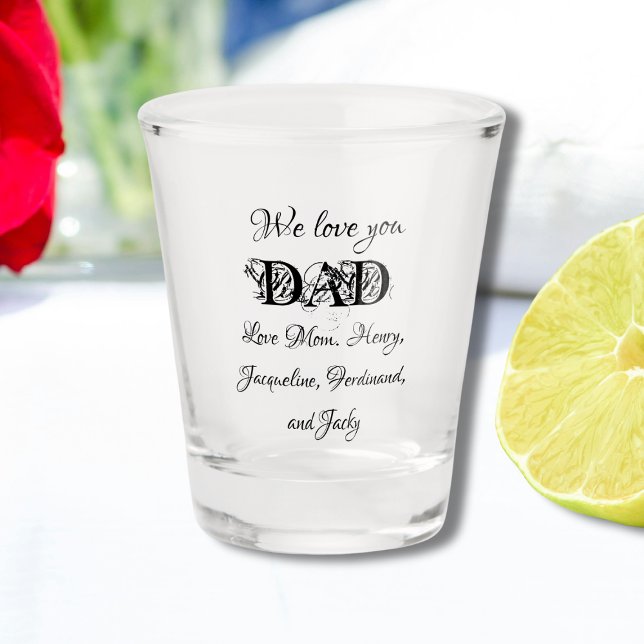 Vaso De Chupito Te Ama Papá Personalizados Modernos Nombres Guay (A Personalized shot glass for a beloved father. "We Love You Dad" Modern With Custom Family Names.)