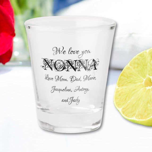 Vaso De Chupito Te queremos Nonna - Nombres de familia personales  (We Love You Nonna - Modern Personalized Family Names Shot Glass.)