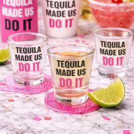 Vaso De Chupito Tequila Made Us Do It | Bride Squad Drinking
