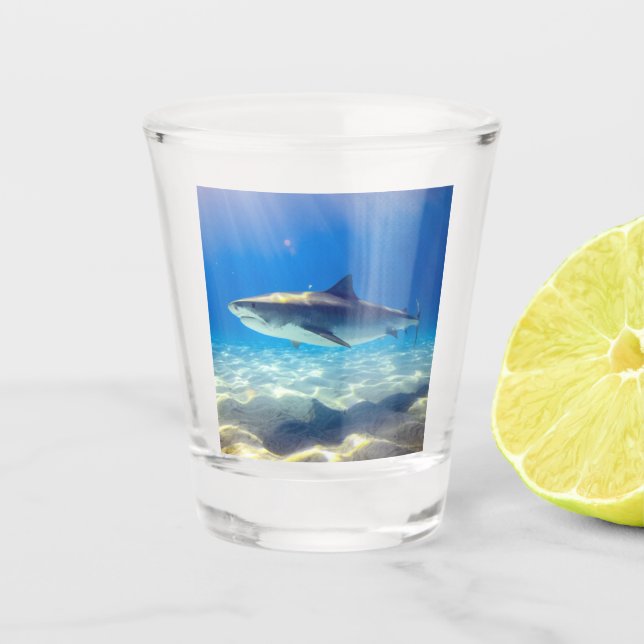 Vaso De Chupito Tiburón nadando Agua del Océano Azul (Anverso)