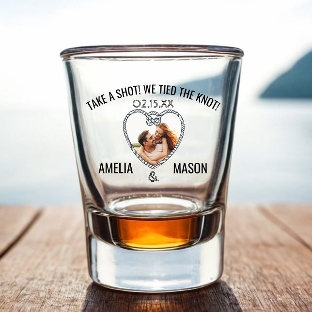 Vaso De Chupito Toma un disparo que atamos el nudo (Take a Shot we Tied the Knot Wedding Shot Glass with Heart Shaped Photo)