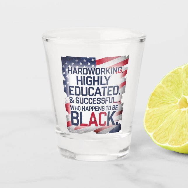 Vaso De Chupito Trabajando duro, altamente educado y exitoso... (Anverso)