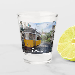 Vaso De Chupito Tranvía amarillo retro en la calle en Lisboa, Port